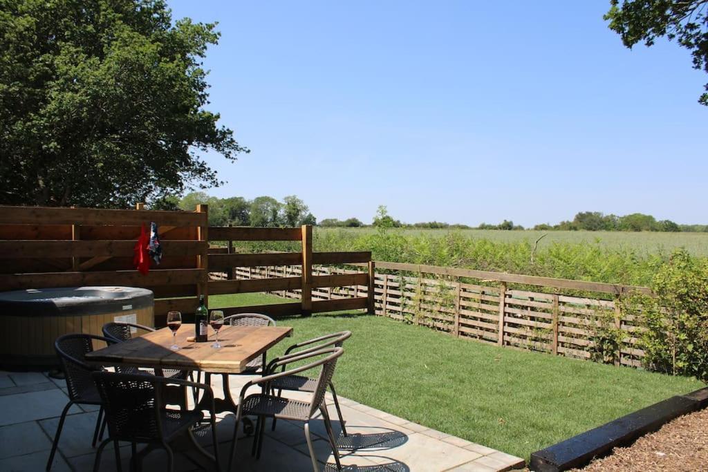 Holiday home 2 - Badger Sett, Modern With Hot Tub In Norfolk Norwich
